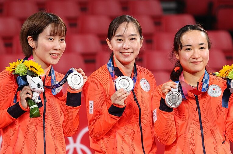 卓球女子団体決勝で中国に敗れ、銀メダルを獲得した日本代表。それぞれにこの大会に懸ける思いがあった ／ photograph by Takuya Matsunaga／JMPA