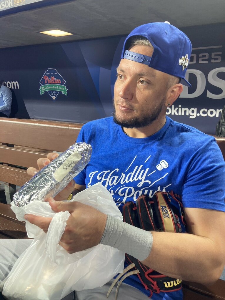 チーズステーキを持ってきてくれたロハス　©Naoyuki Yanagihara