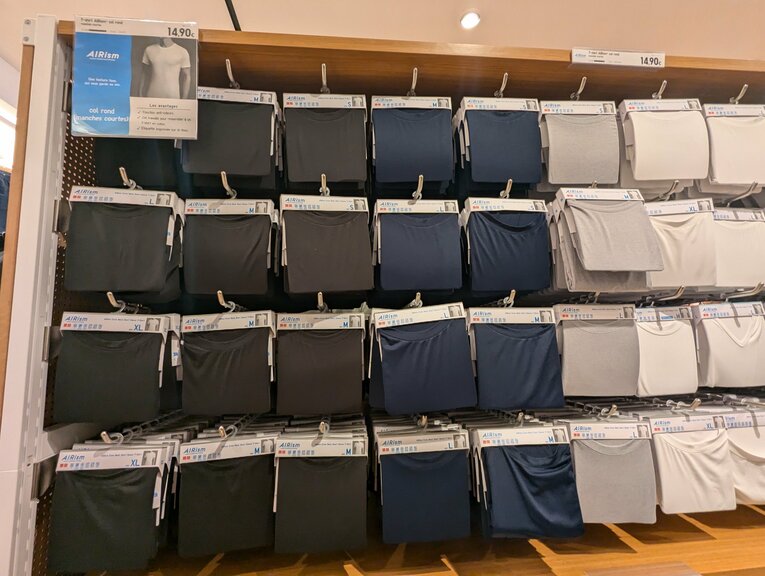 エアリズムのコットンクルーネックTシャツは約2400円　©Yu Saito