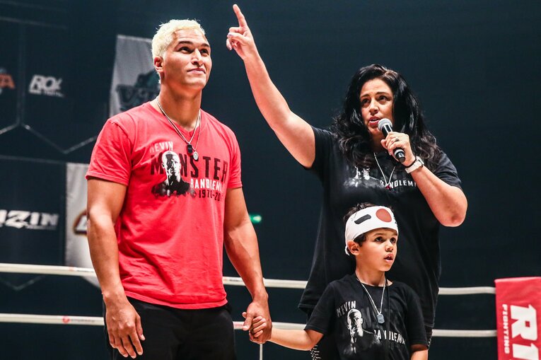 『RIZIN.1』の追悼セレモニーで日本のファンに感謝を捧げるエリザベス夫人　©RIZIN FF Susumu Nagao