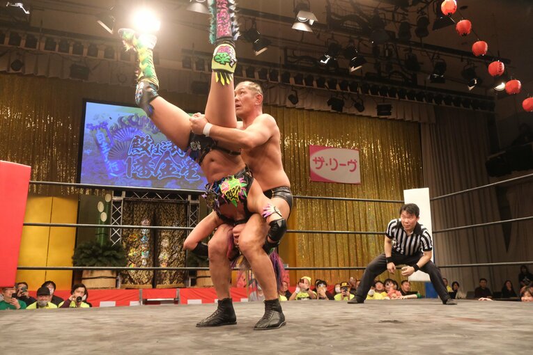 「スターダムをクビになって…」人気女子プロレスラーが初告白　ウナギ・サヤカ“超満員の自主興行”に密着して感じた「不思議な風格」(43)