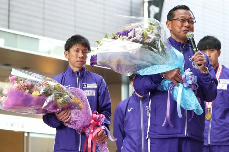 3月の3冠達成報告会であいさつをする大八木弘明総監督と新しく監督となった藤田敦史。今季の始動レースから好調なチームを率いる新監督に感触をたずねた ／ photograph by Sankei Shimbun