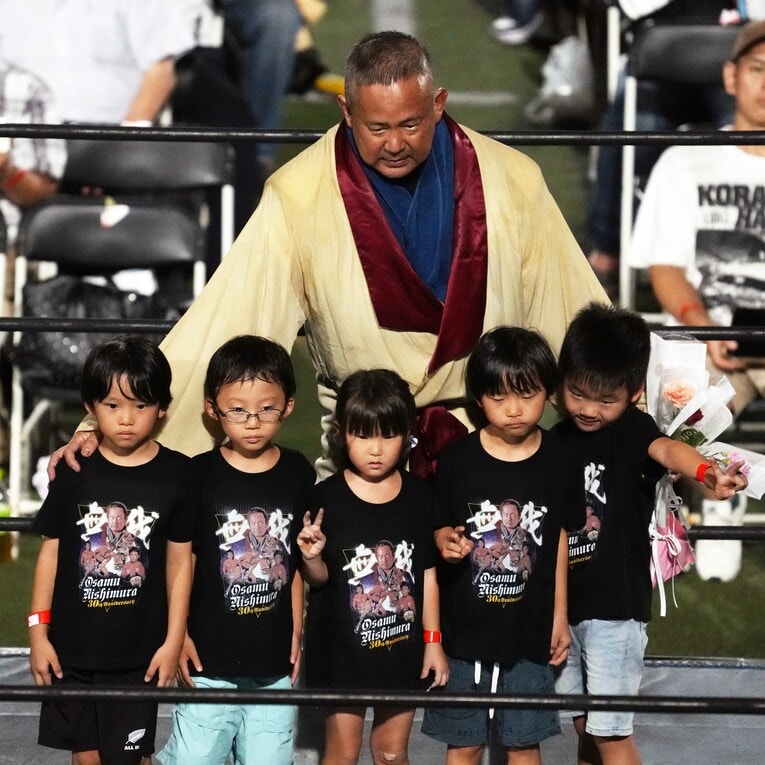 試合前、子どもたちと記念写真に収まる西村修。右端は5歳の息子　©Essei Hara