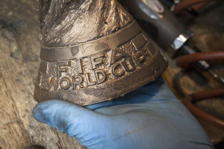 W杯トロフィー「門外不出の製造過程」を特別に撮った…4代目女性社長いわく「情熱が工房の隅々にまで息づいています」(6)