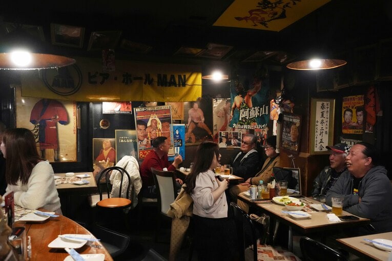 店内では常連客の会話が弾んでいる　©Essei Hara