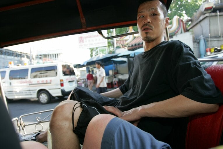 トゥクトゥクに乗る辰吉丈一郎