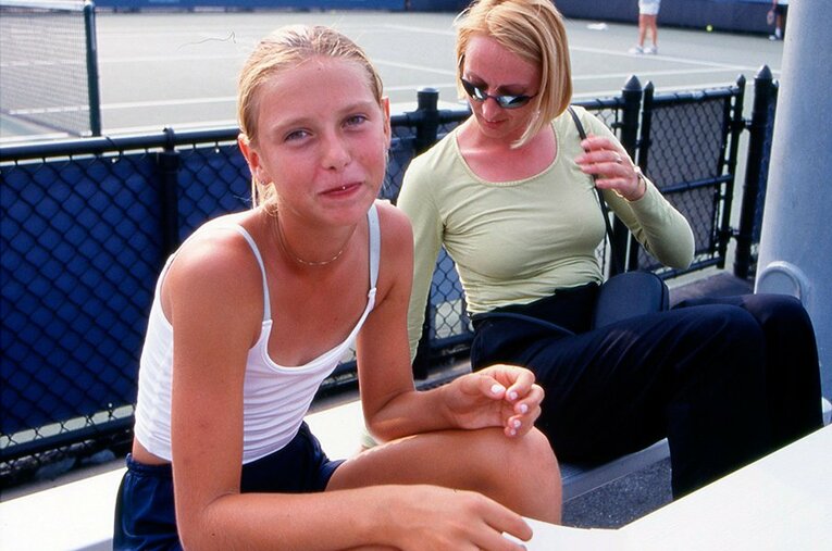 2000年、母親とシャラポワ ／ photograph by Hiromasa Mano