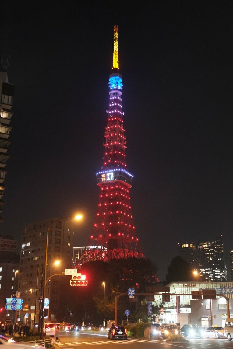 発表当日の夜、東京タワーには「祝17」の文字が　©AFLO