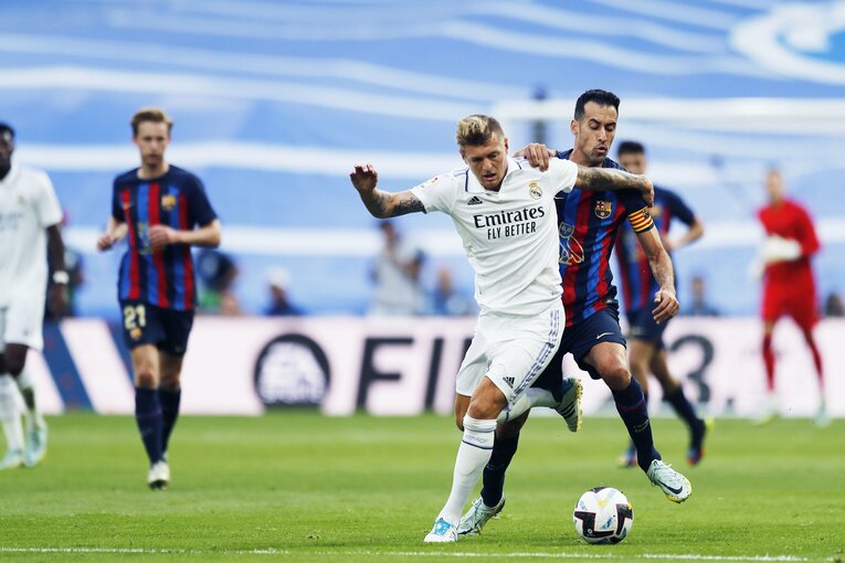 バルサの「タレント頼みで大雑把な攻撃＋脆いDFライン」危機的な不甲斐なさ… “盤石マドリーと明暗くっきりクラシコ”を撮った(16)