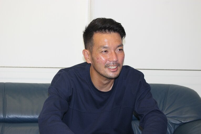 甲府のクラブ事務所でインタビューに応じる山本英臣　©Number Web