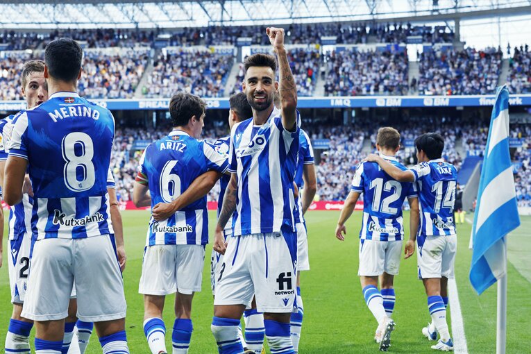 「KUBOコール」や「武房、シャツくれませんか」日本語メッセージの少年、猛プレスに感謝のハグ…“久保建英リーガ100戦目の進化”を撮った(25)