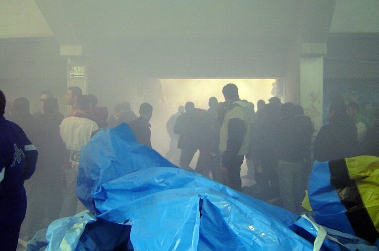 潜入写真！無法ウルトラスの実態。スタジアム内を包む炎に発煙筒……。(22) ／ photograph by Takashi Yuge