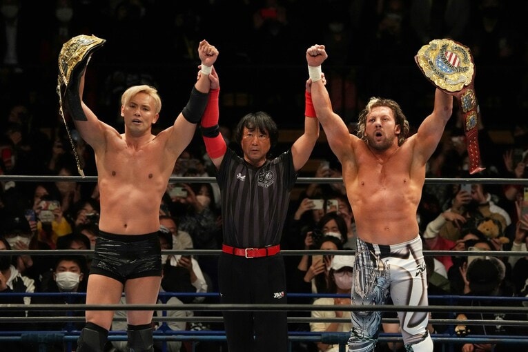 並んで勝ち名乗りをあげるオカダ・カズチカとケニー・オメガ