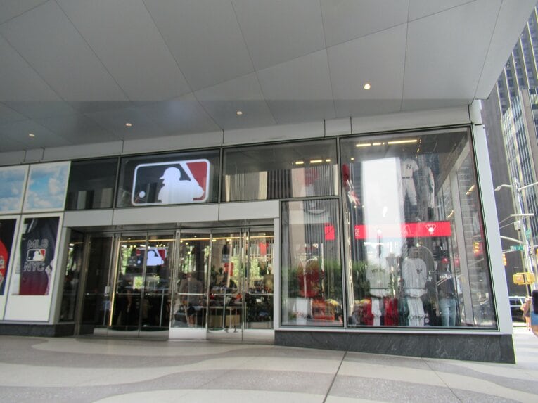 【FA有力地／ニューヨーク】ニューヨークはミッドタウンのど真ん中にあるMLBの巨大な旗艦店　©Shoko Mizutsugi