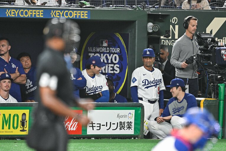 先発投手の大役を終えた佐々木朗希とベンチで和やかに会話を交わす場面も