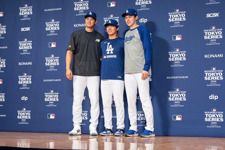 ドジャースの来日会見でそろい踏みの日本人プレイヤー（左から）大谷翔平、山本由伸、佐々木朗希　©︎Nanae Suzuki