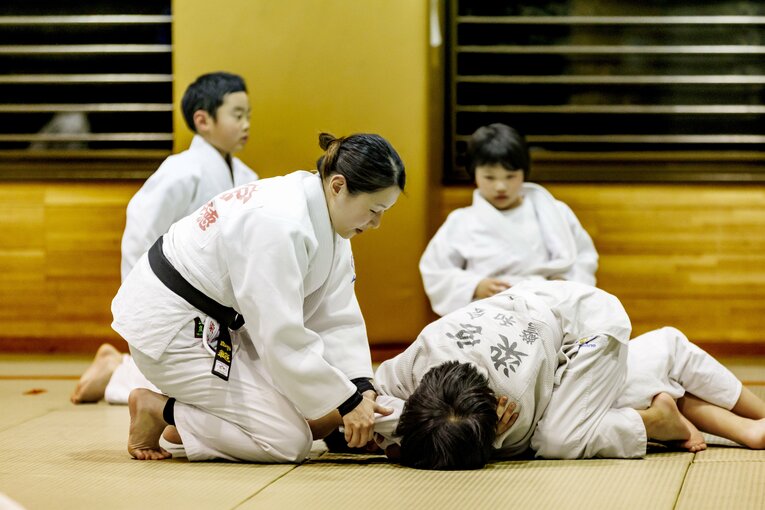 昨年から子供たちを指導する染宮さん（四街道警察・警和会）　©︎Kiichi Matsumoto