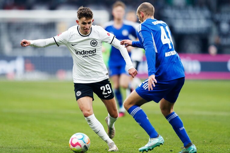 「1年前はJ2→ドイツ5部」上月壮一郎22歳の堂々1部デビュー…長谷部誠と握手、鎌田大地vs吉田麻也のW杯組対決も〈現地撮影〉(25)