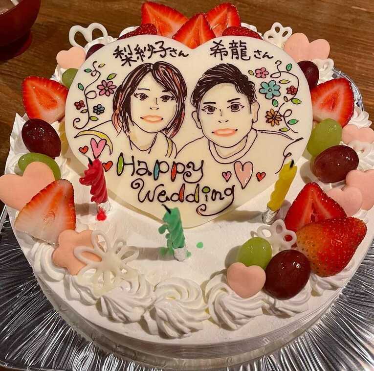 ふたりの似顔絵が描かれたケーキ　©Risako Kawai（本人Instagramより）