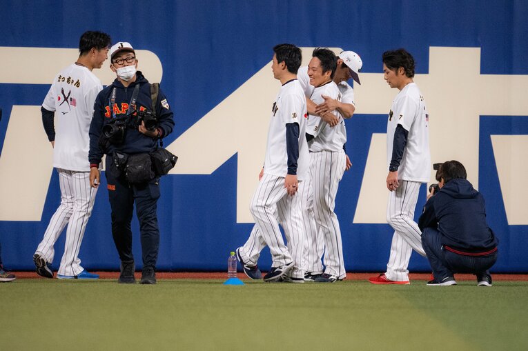 松井裕樹をギュッとハグする大谷　©︎Nanae Suzuki