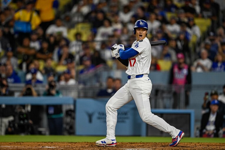 【Numberカメラマンが激写・大谷翔平の愛される日常2025年7月版：全100枚超】打球直撃の審判を心配する　©Nanae Suzuki