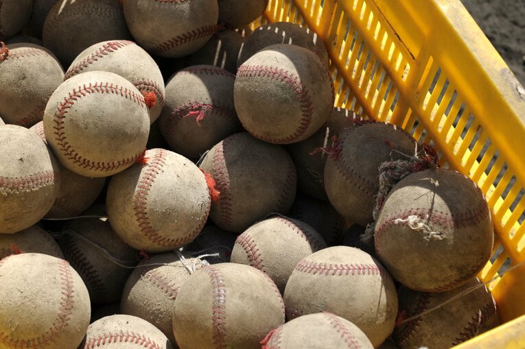 練習球は1ダース7000円、試合球は1ダース1万5000円程度。練習球を年間20ダース購入すると予算がなくなってしまう公立校も　©BUNGEISHUNJU