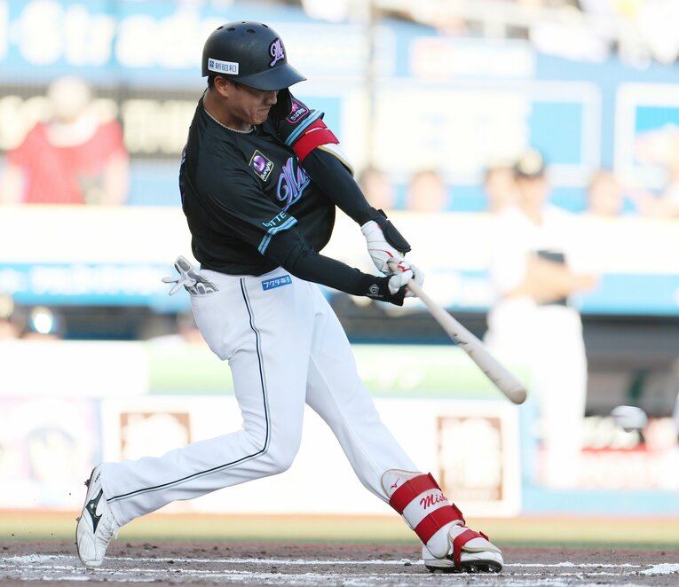 春先は苦しんだ西川は「規定打席到達」「打率3割」が新人王への条件となるか　©JIJI PRESS