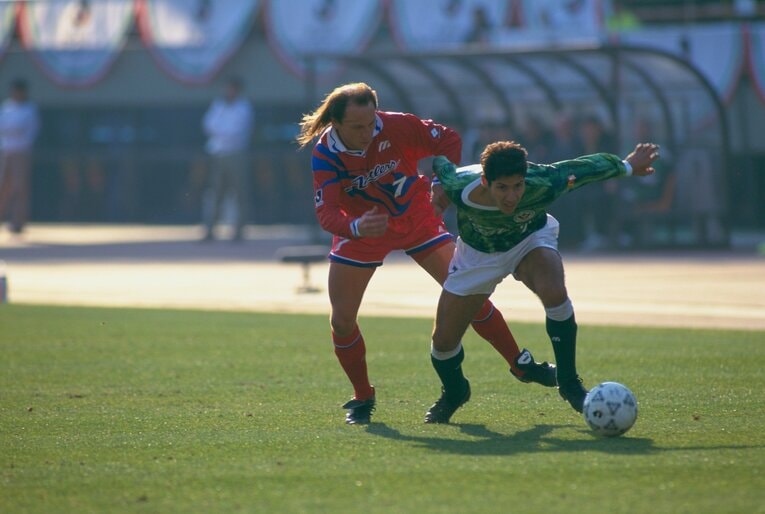 アルシンドと競り合うビスマルク　©Sports Graphic Number