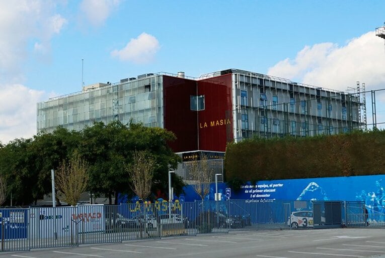 安部裕葵、大ケガから復活＆バルサBの9番に！ 最新プレーとマシア、イニエスタの壁画など貴重写真(3)