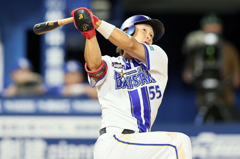 2年目の昨季、プロ初本塁打の翌日にも2号を放ち、決め台詞の「宇宙！」を叫んだ井上。しかしその後は当たりが止まってしまった。3年目の一軍定着へ、決意を語った ／ photograph by Sankei Shimbun