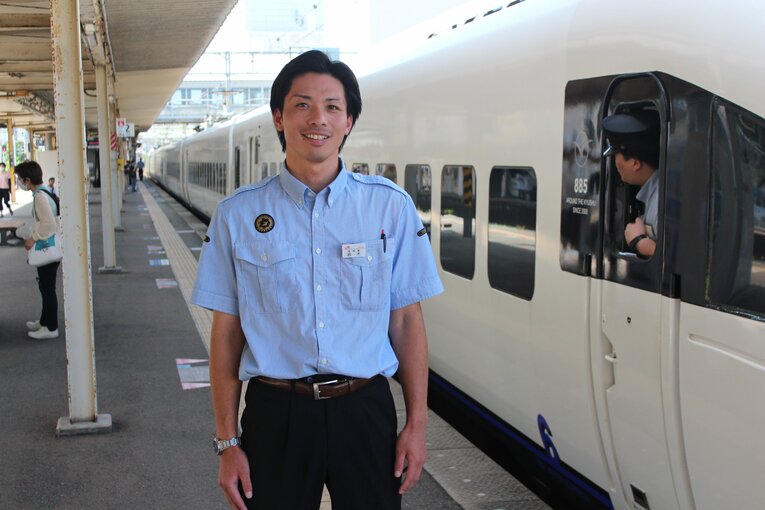 香椎駅で勤務する鈴木匡哉さん　©Katsuharu Uchida