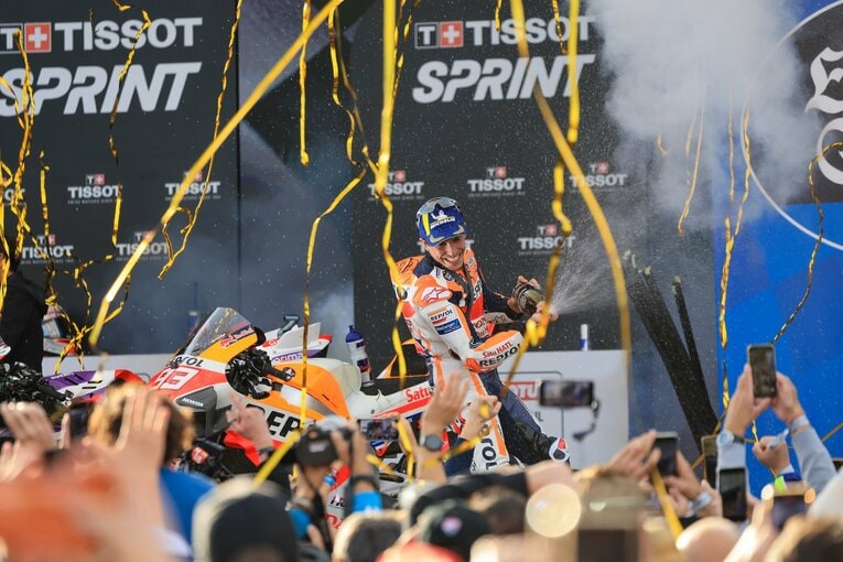 ファンは見慣れたツナギでの最後のシャンパンファイトは、バレンシアGPスプリントの3位だった　©Satoshi Endo