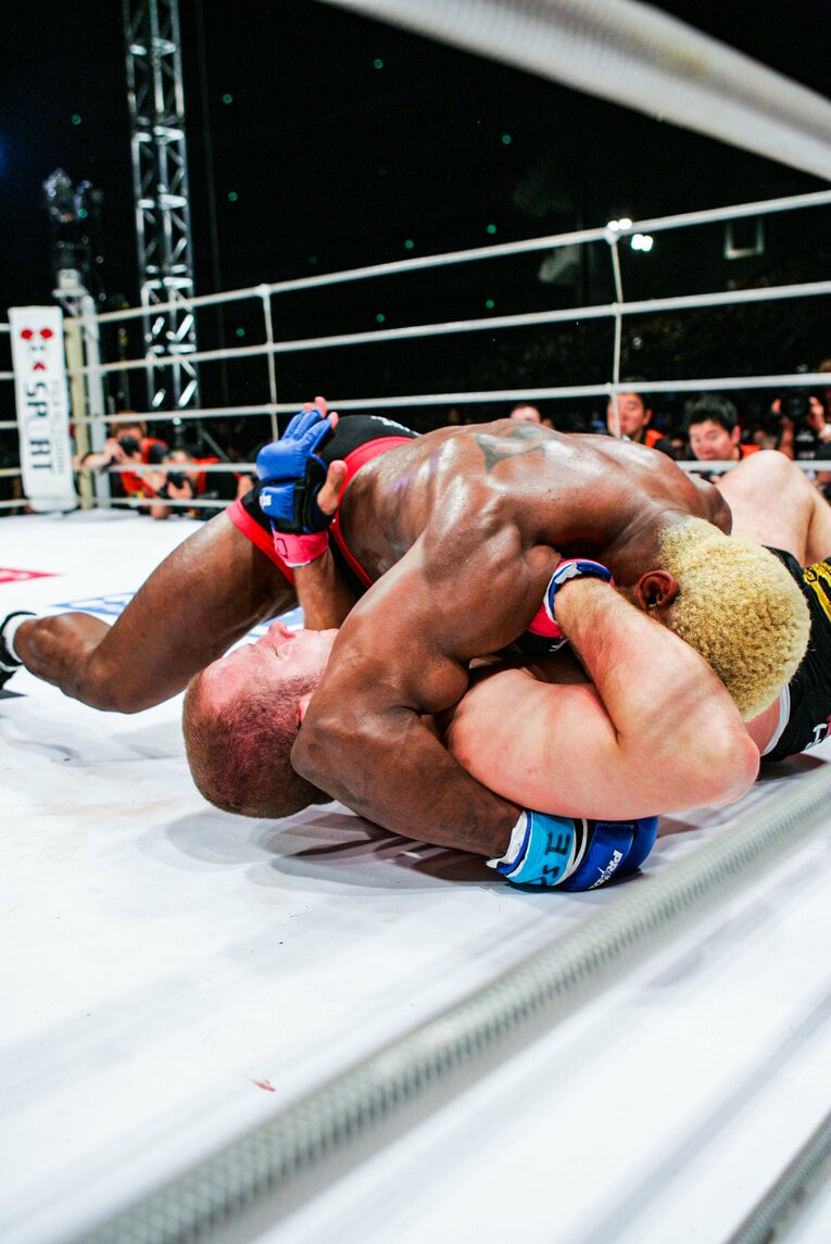 リングが波打つほどの衝撃だったが、ヒョードルは受け身をとっていた　©Susumu Nagao