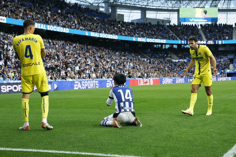 久保へはファールスレスレの激しい守備が見られた　©Daisuke Nakashima