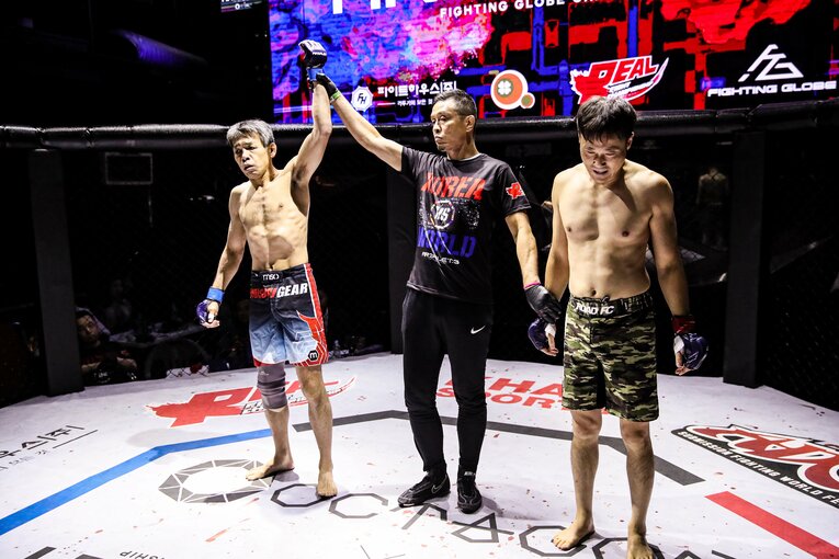 勝ち名乗りをあげる大石　©Susumu Nagao