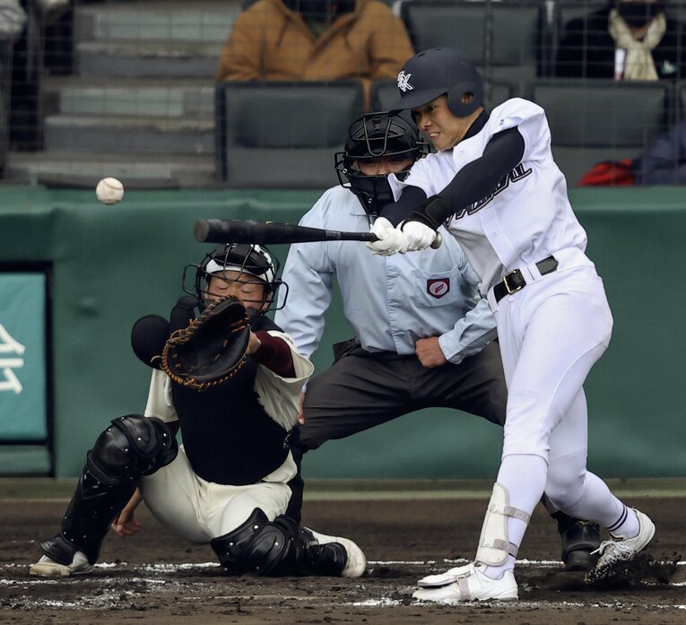 7回裏大崎2死一、二塁の場面で、ピッチャー坂本安司が中前に適時打を放つ。この試合、大崎が作った唯一の見せ場だった　©KYODO