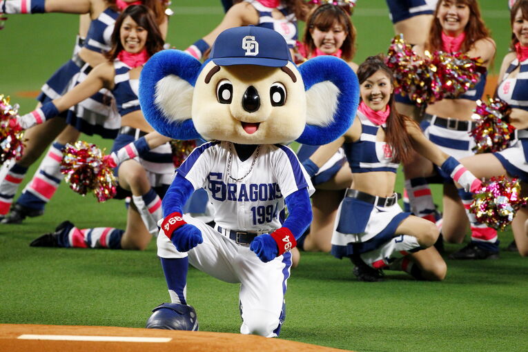 チアガールに囲まれて鼻の下をのばすドアラ　©Tamon Matsuzono