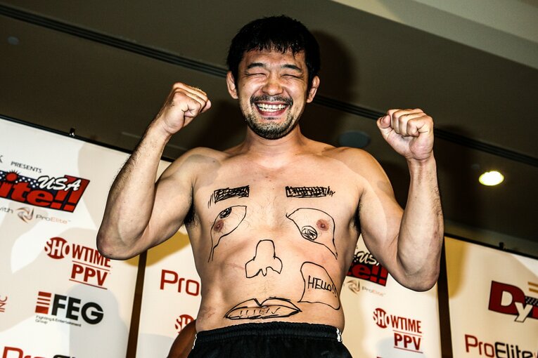 計量では身体に落書きをする桜庭らしいユーモアを披露