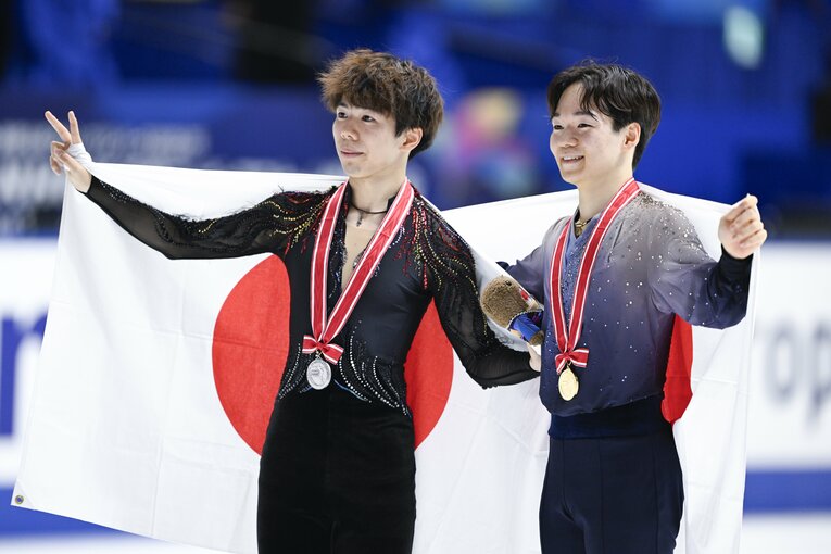 総合得点では鍵山優馬（右）及ばず銀メダルだったが、フリーでは自己ベスト更新で1位のスコアを叩き出し、銀メダルを獲得した佐藤駿　©️Asami Enomoto