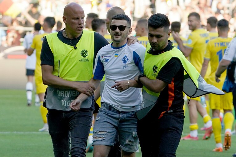 取り押さえられたお騒がせもの　©dpa/JIJI PRESS