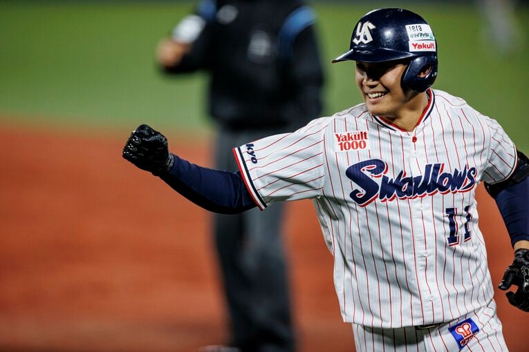 しっかりとバントを決め、爽やかな笑顔を見せた　©Kiichi Matsumoto