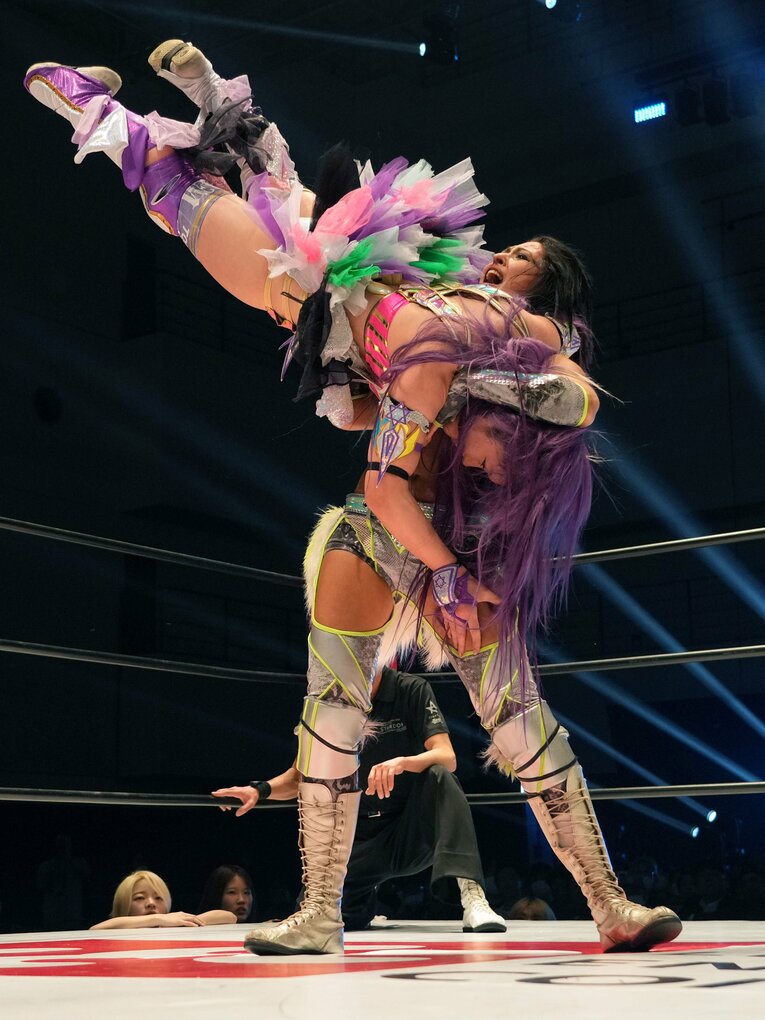 中野たむを担ぎ上げるジュリア　©Essei Hara