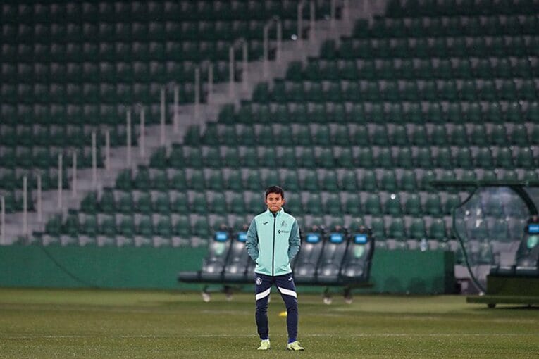 キックオフ前、アップでの久保