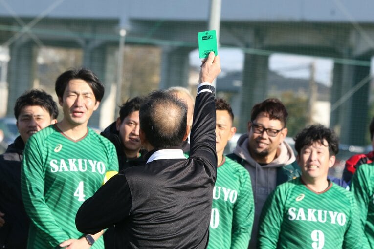 「リスペクトのある行為」に対して出されるグリーンカード。青木さんは迷わず、彼らに提示した　©︎Takahito Ando