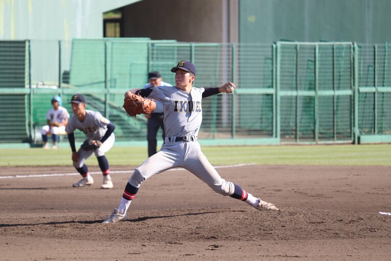 急成長を見せる1年生サウスポーの井須　©Genki Takguchi