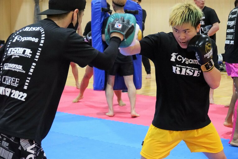 那須川天心のミット打ち　©Koji Fuse