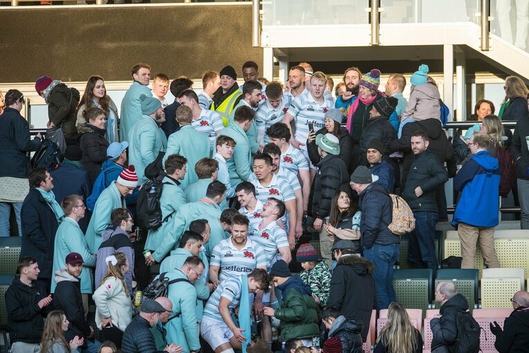 バーシティマッチ後、健闘を称え合う選手たち（本人提供）