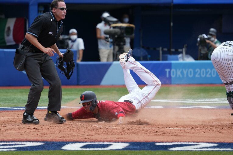 ヘッドスライディングで生還した坂本　(C)Masaki Fujioka/JMPA