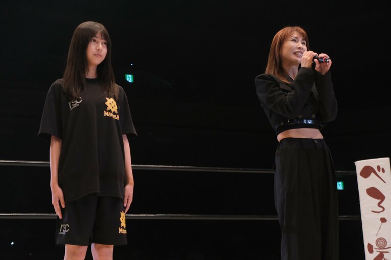 マリーゴールドへの入団が決まり、母と並んで挨拶を行った心希
