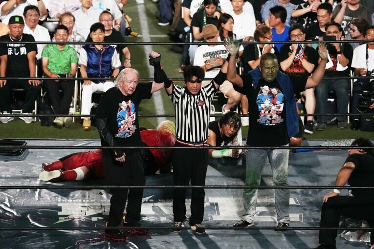 勝ち名乗りをあげるドリー・ファンク・ジュニアと西村修。それを大仁田厚が見つめている　©Essei Hara